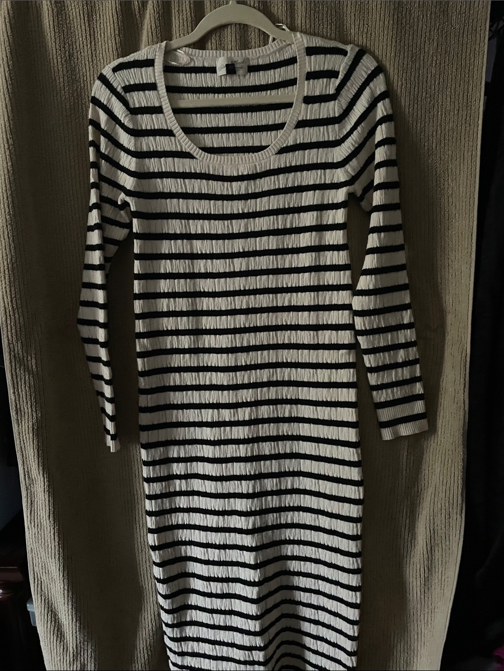 Universal Thread Black & White Striped Long Sleeve Knit Dress